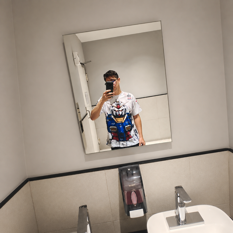 Cliente usando playera RX-78-2