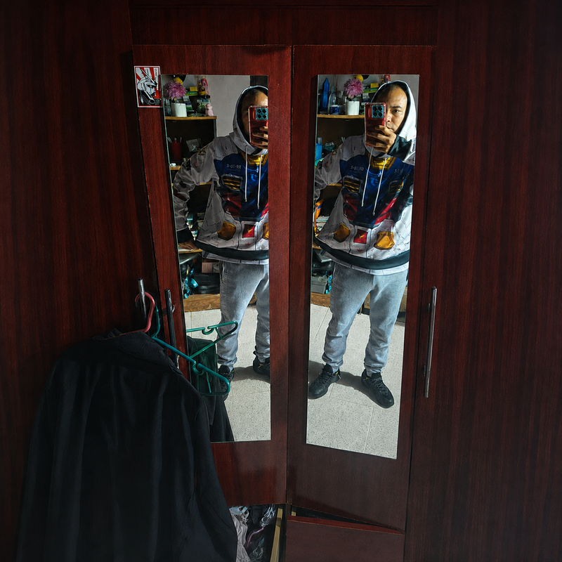 Cliente mostrando hoodie RX-78-2