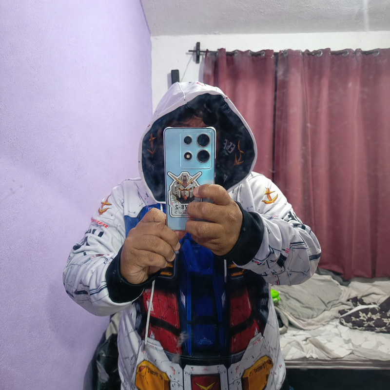 Cliente usando hoodie RX-78-2