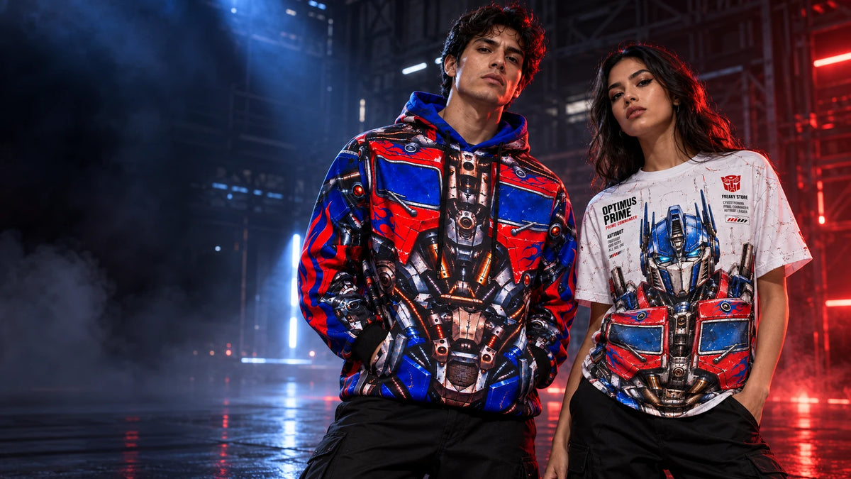 Dos modelos con la hoodie Optimus Prime y la playera blanca Commander