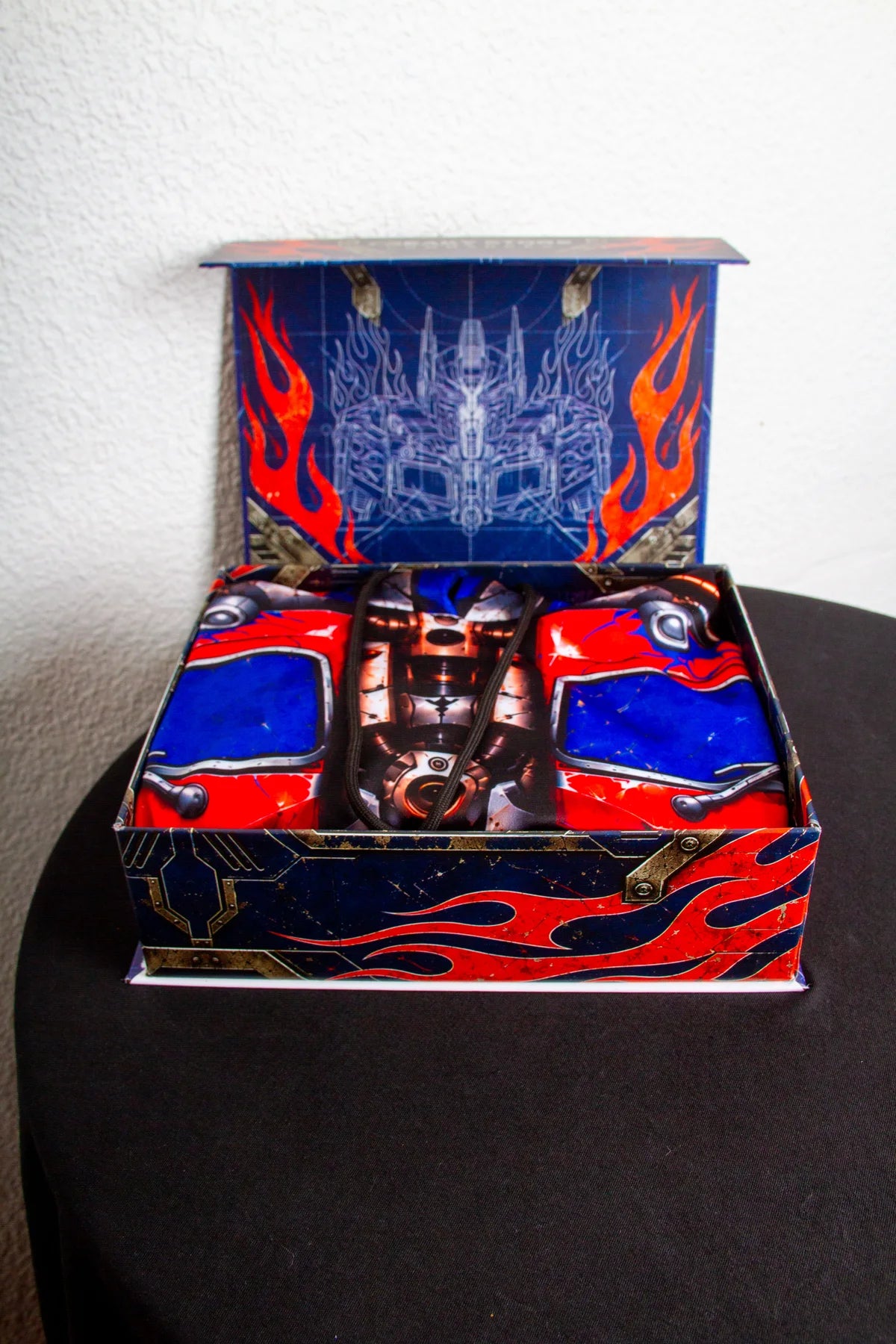 Fotografía real de la caja Commander abierta con hoodie