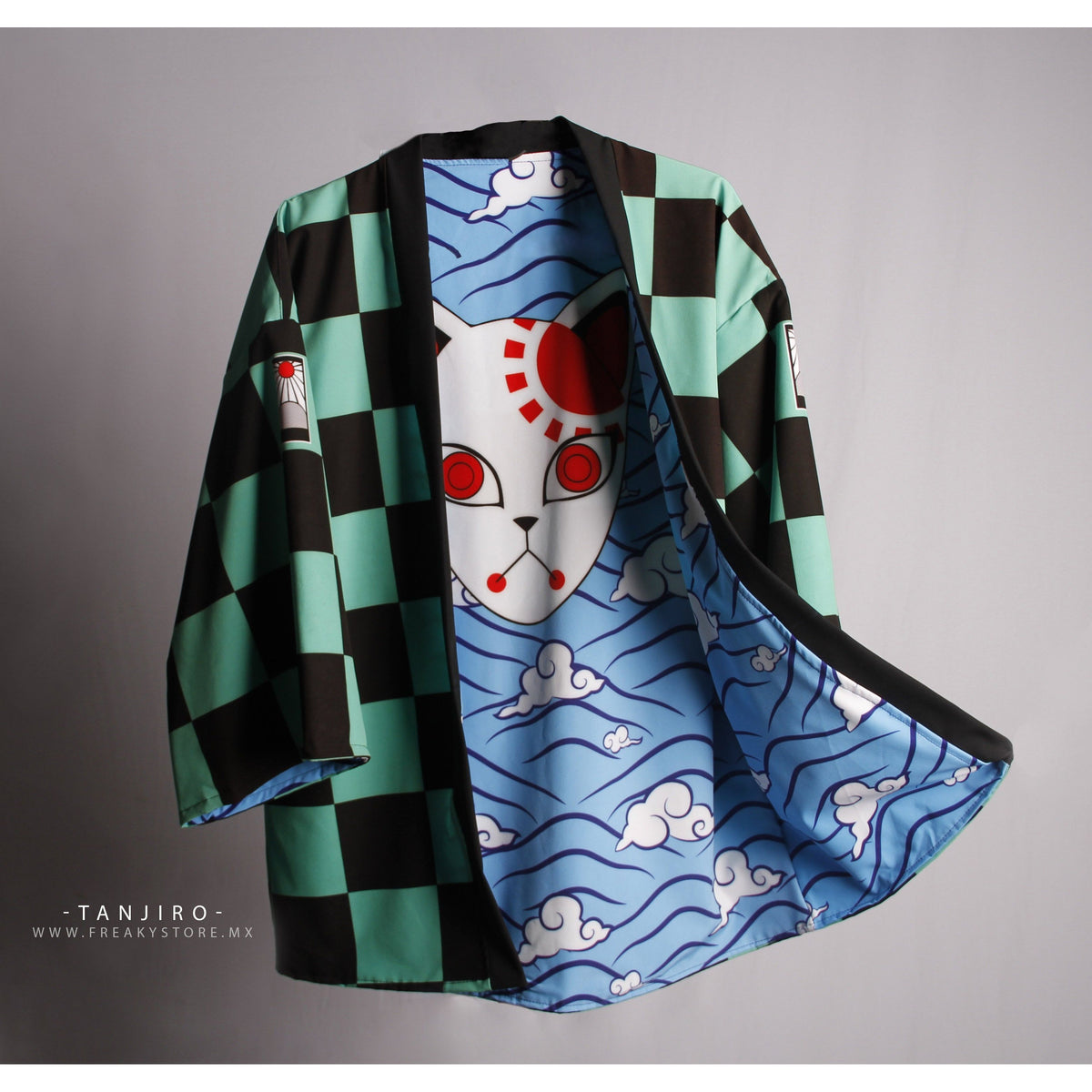 Kimono Tanjiro reversible: cuadros verdes por fuera y vista azul visible