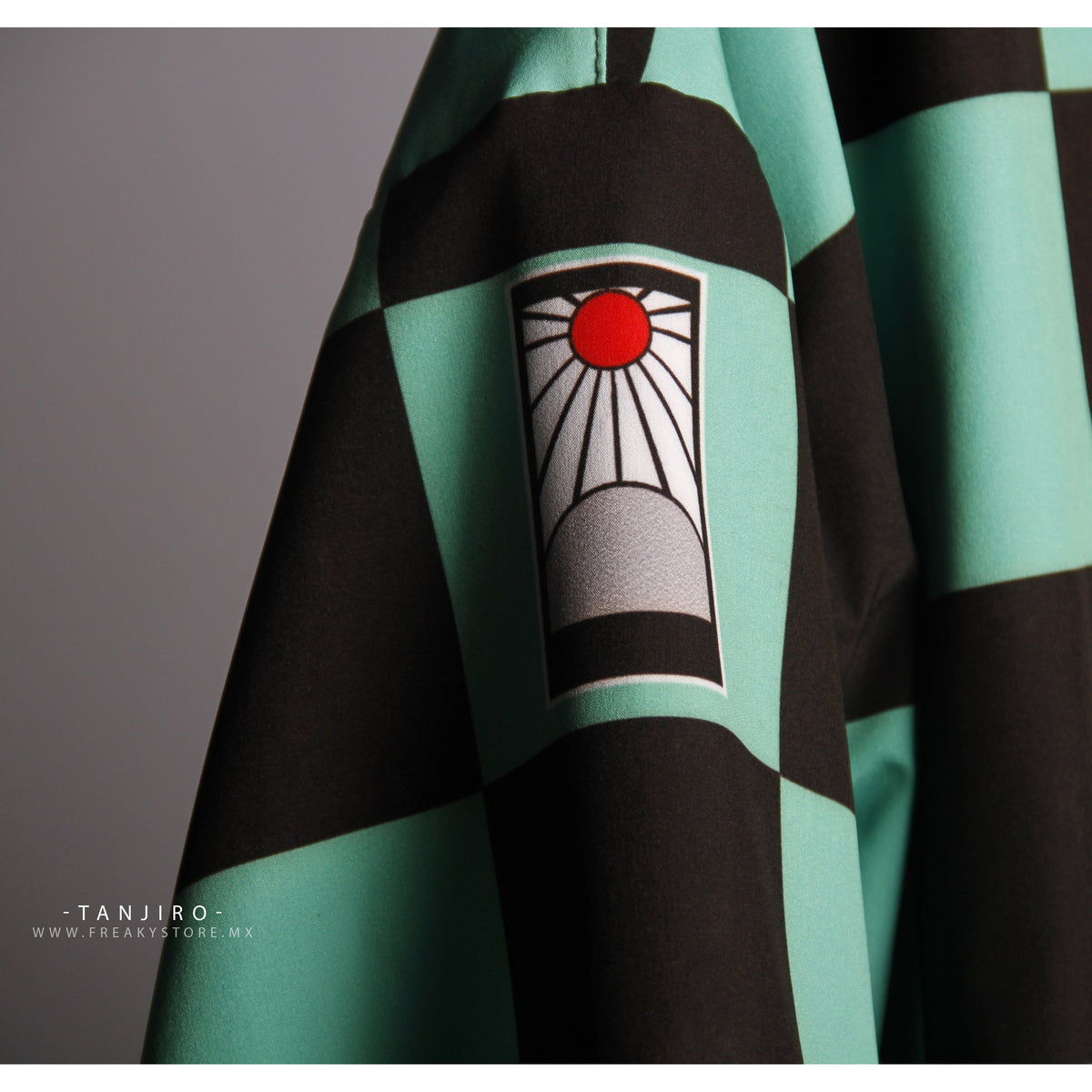 Detalle real de impresión, tela y costura de la manga del kimono